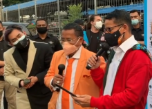 Hotman Paris (Tengah). Sumber: Instagram / @hotmanparisofficial