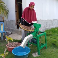 Dewi salah satu pengelolaan biji karet untuk membuat makanan