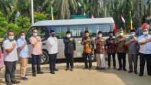 CEO PTPN V, Jatmiko K Santosa (kemeja putih tengah) berfoto bersama Bupati Kampar, Catur Sugeng Susanto, dan pengurus yayasan Pondok Pesantren Darul Qur'an Al-Karim. PTPN V menyerahkan satu unit bus santri kepada Pemkab Kampar untuk dimanfaatkan pesantren Darul Qur'an Al-Karim sebagai bagian dari im