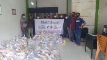 Peduli Sesama Ditengah Pandemi, HIPMI dan PWI Inhil Gelar Baksos Berbagi Sembako (foto/rgo)