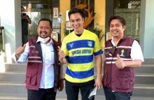 Baim Wong kenakan seragam Gersik United. Sumber: Twitter/@MafiaWasit