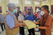 Menyusul Tingginya Angka Terkonfirmasi Positif covid-19 di Kecamatan Bungaraya Bupati Siak Alfedri Bagikan Masker ke Sejumlah Tempat Ibadah dan Pasar (foto/lin)