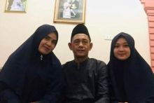 Dwita (kanan) bersama kedua orang tuanya Heri (51) dan Diana (44). Dwita berhasil membuktikan diri sebagai 