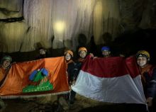 HUT RI ke-76, KOMMAPALA WINNETOU UNRI Kibarkan Bendera Merah Putih di Gua Teluk Embun Rohul (foto/int)