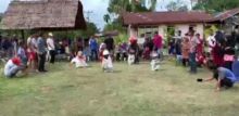 Lomba karung anak anak dengan mengnakan helm