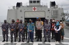 Gubenur Riau saat di KRI Semarang-594 di Lanal Dumai