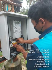 Petugas PLN saat memutus aliran listrik PJU di Kecamatan Bengkalis