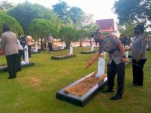 Jajaran polres Bengkalis saat ziarah makam pahlawan Bengkalis