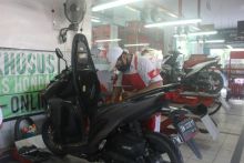 Mekanik honda saat melakukan servis kendaraan konsumen. (Foto: Istimewa)