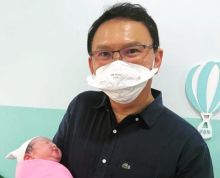 Basuki Tjahaja Purnama dan bayinya. Sumber: Instagram/@nachosean