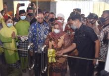 Bupati Kasmarni saat meresmikan kantor camat Bandar Laksemana