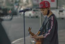 Tegar Septian tengah mengamen. Sumber: Instagram/@tegar_official