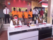 Tersangka dihadirkan saat press rilis