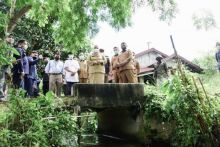 Bupati Bengkalis Kasmarni saat meninjau sejumlah ruas jalan