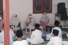 Dekranasda Siak Berikan Bantuan Untuk Ponpes Darul Hadits (foto/lin)