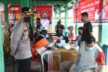 Kapolres Inhil saat tinjau vaksinasi di Tembilahan Hulu