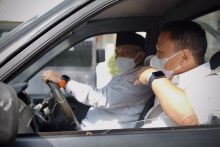 Mardani Ali Sera dan Ahmad Syaikhu dalam kendaraan listrik. Sumber: Twitter/@MardaniAliSera