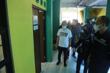 Gubernur Riau Syamsuar melakukan peninjauan langsung ke Asrama Haji Provinsi Riau untuk persiapan ruang isolasi mandiri Covid-19