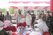 Gubernur Riau Syamsuar dan Wakil Gubernur Riau Edy Natar Nasution, menghadiri Vaksinasi Merdeka Indonesia Tangguh Indonesia Tumbuh di Halaman Masjid Raya An-Nur Provinsi Riau. (Foto: Istimewa)