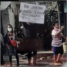 Pria di Blitar membentangkan poster ke presiden Joko Widodo (Jokowi). Sumber: Instagram/@info_seputaran_blitar