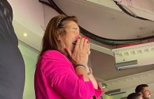 Tangisan ibu Cristiano Ronaldo, Maria Dolores dos Santos Aveiroyang. Sumber: Twitter/@@ambo_91