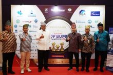 Saat terima penghargaan 