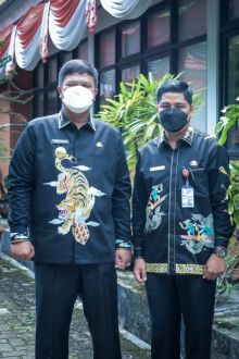 Bupati Andi Putra gunakan Batik Kuansing