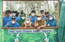 Bupati Kasmarni saat menghadiri gerakan pangan lokal