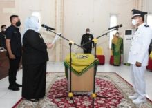 Bupati Bengkalis saat melantik Suyutno plt Kades Putri Sembilan