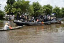 Humas Polda Riau bersama Wartawan Mitra Polda Riau bagikan bantuan bagi masyarakat terdampak Covid19 di Sungai Siak. (Foto. Elenk)