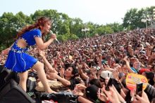 Inul Daratista tengah diatas panggung. Sumber: Internet