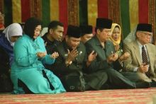 Momen SBY Saat Masih Menteri Sedang Dampingi Presiden Megawati di Aceh, Netizen: Elite Politik yang Super (foto/int)