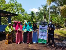 Mushaf Alquran dan Beras Gratis Didistribusikan ke Mualaf Suku Akit di Pulau Penyalai Pelalawan (foto/ist)