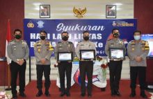 Saat penyerahan penghargaan