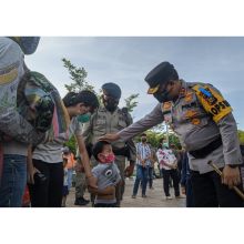 Kapolda Riau Irjen Agung saat berinteraksi dengan keluarga personelnya yang diutus ke Timika Papua, dalam rangka membantu pengamanan di sana.