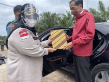 Bupati Bengkalis Kasmarni saat memberikan surat ke Presiden RI