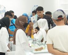 Konsumen Azwa Perfume saat memilih parfum di gerai yang ada di Jalan HR Soebrantas Panam, Pekanbaru. (Foto: Istimewa)