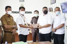 Pihak Kejaksaan Negeri Bengkalis saat menyerahkan uang sanksi ke DLH Bengkalis