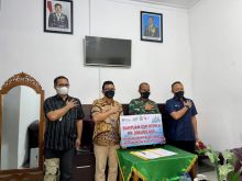 Saat penyerahan bantuan CSR