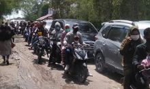 Jalan macet saat Menuju pantai Lapin saat acara festival mandi safar