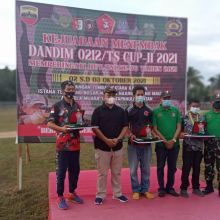 Atlit menembak DSC saat mengambil hadiah