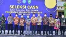 Sekda Bengkalis saat meninjau pelaksanaan CPNS
