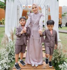 Ririe Fairus Unggah Foto ke Pernikahan Bersama Anak, Netizen Sebut Begini (foto/int)