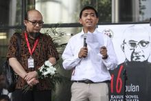 Ketua Wadah Pegawai Komisi Pemberantasan Korupsi (KPK) Yudi Purnomo (kanan) bersama Penyidik senior KPK Novel Baswedan (kiri) membacakan surat terbuka untuk Presiden Joko Widodo. Sumber: Antara Foto/Dhemas Reviyanto