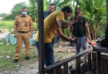 Ketua Kelompok Masyarakat (Pokmas) Kelurahan Meranti Pandak, Yulianto, bersama dengan Kabid Kawasan Permukiman PUPR Kota Pekanbaru, Suryana Hakim dan Lurah Meranti Pandak, Silvenus Hendra melakukan pembongkaran secara simbolis rumah Supriono