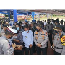 Kapolda Riau Irien Agung bersama Bupati Rohil mencoba langsung layanan Drive Thru Terpadu Polres Rohil.