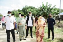 Bupati Bengkalis dan Plt Dinas PUPR saat meninjau beberapa pekerjaan proyek