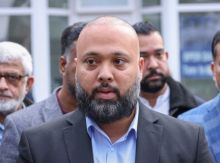 Ruhul Shamsuddim dari Masjid Jamme Masjig di Southendlaid bunga di tempat kejadian (Gambar: Phil Harris)