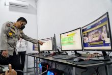 Kabid Humas Polda Riau Kombes Pol Sunarto memperlihatkan perangkat PC yang digunakan untuk Judi online AFK77 dan JAYA89. (foto. Amri)