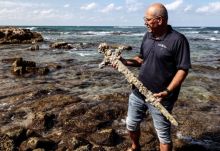 Penampakan temuan pedang salib berusia 900 tahun. Sumber: REUTERS/Ronen Zvulun